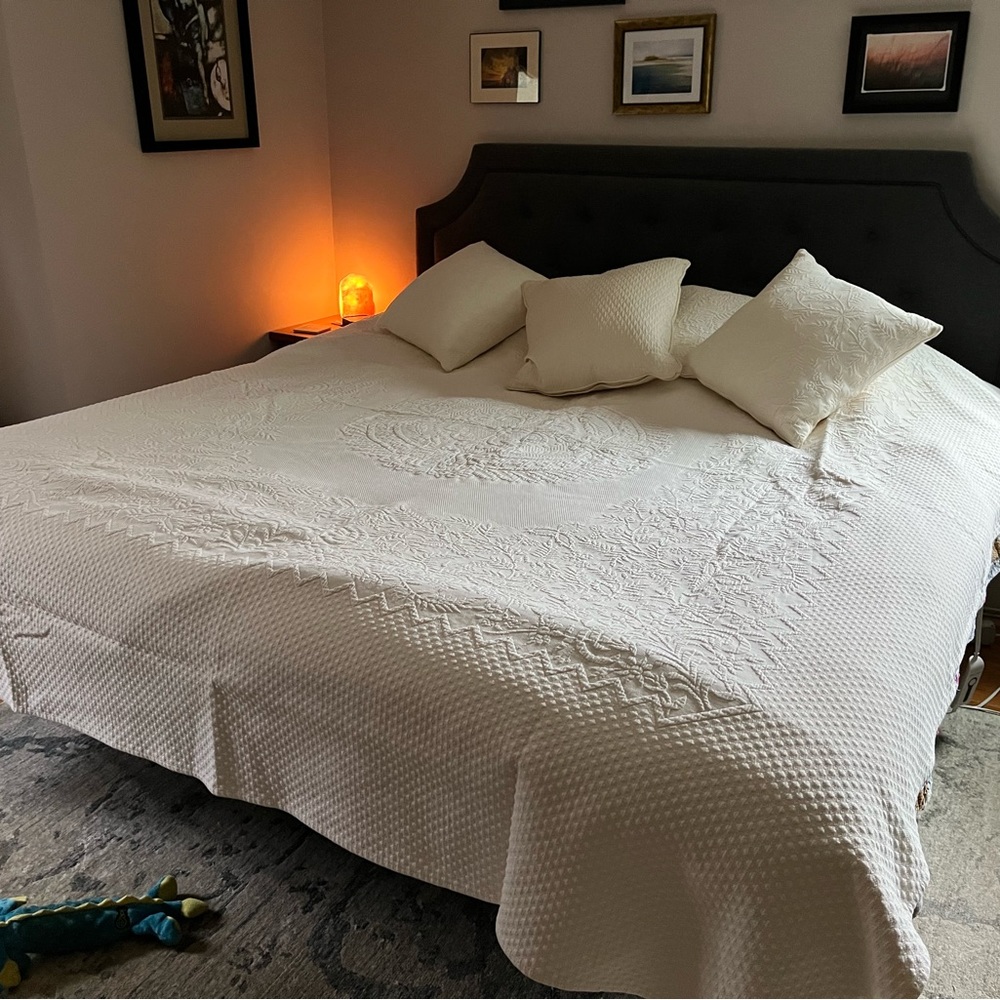 Ivory matelasse coverlet with 3 matching decorative pillows and one euro sham.